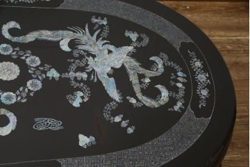 中古　民芸家具　オーバル型　豪華絢爛な螺鈿細工の座卓(定価約67万円)(ローテーブル、センターテーブル)(R-057356)