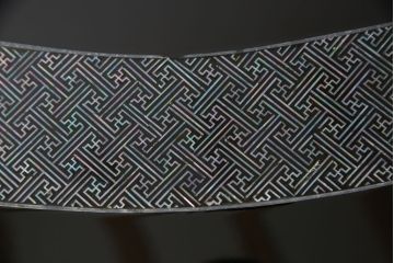 中古　民芸家具　オーバル型　豪華絢爛な螺鈿細工の座卓(定価約67万円)(ローテーブル、センターテーブル)(R-057356)