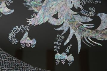 中古　民芸家具　オーバル型　豪華絢爛な螺鈿細工の座卓(定価約67万円)(ローテーブル、センターテーブル)(R-057356)