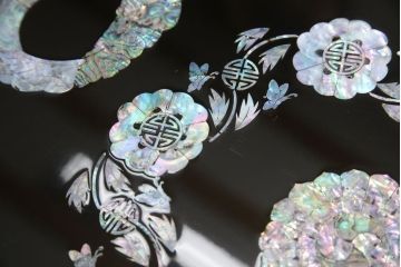 中古　民芸家具　オーバル型　豪華絢爛な螺鈿細工の座卓(定価約67万円)(ローテーブル、センターテーブル)(R-057356)