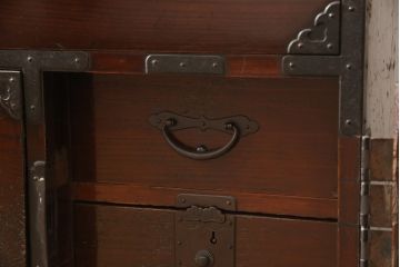 和製アンティーク　上手物　前面ケヤキ(欅)材　金具の立派な二本松箪笥(時代箪笥、衣装箪笥、収納箪笥、和タンス、引き出し)(R-057359)