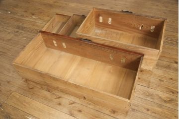 和製アンティーク　上手物　前面ケヤキ(欅)材　金具の立派な二本松箪笥(時代箪笥、衣装箪笥、収納箪笥、和タンス、引き出し)(R-057359)