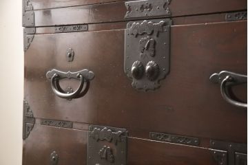 和製アンティーク　上手物　前面ケヤキ(欅)材　金具の立派な二本松箪笥(時代箪笥、衣装箪笥、収納箪笥、和タンス、引き出し)(R-057359)