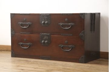 和製アンティーク　上手物　前面ケヤキ(欅)材　金具の立派な二本松箪笥ローボード(ローチェスト、テレビ台、時代箪笥、収納箪笥、和タンス、引き出し)(R-057360)