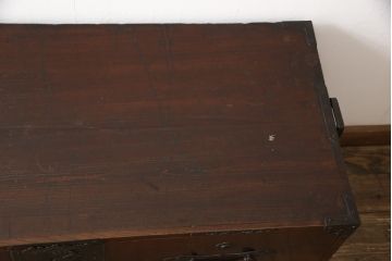 和製アンティーク　上手物　前面ケヤキ(欅)材　金具の立派な二本松箪笥ローボード(ローチェスト、テレビ台、時代箪笥、収納箪笥、和タンス、引き出し)(R-057360)