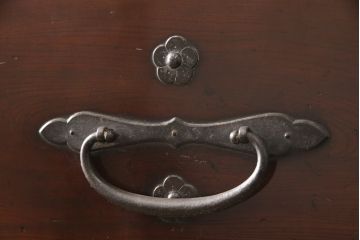 和製アンティーク　上手物　前面ケヤキ(欅)材　金具の立派な二本松箪笥ローボード(ローチェスト、テレビ台、時代箪笥、収納箪笥、和タンス、引き出し)(R-057360)