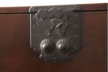 和製アンティーク　上手物　前面ケヤキ(欅)材　金具の立派な二本松箪笥ローボード(ローチェスト、テレビ台、時代箪笥、収納箪笥、和タンス、引き出し)(R-057360)