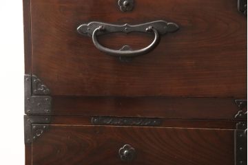 和製アンティーク　上手物　前面ケヤキ(欅)材　金具の立派な二本松箪笥ローボード(ローチェスト、テレビ台、時代箪笥、収納箪笥、和タンス、引き出し)(R-057360)