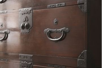和製アンティーク　上手物　前面ケヤキ(欅)材　金具の立派な二本松箪笥ローボード(ローチェスト、テレビ台、時代箪笥、収納箪笥、和タンス、引き出し)(R-057360)