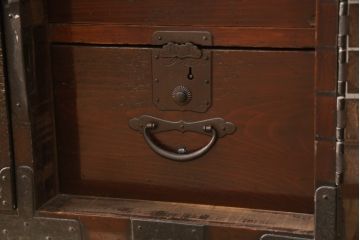 和製アンティーク　上手物　前面ケヤキ(欅)材　金具の立派な二本松箪笥ローボード(ローチェスト、テレビ台、時代箪笥、収納箪笥、和タンス、引き出し)(R-057361)