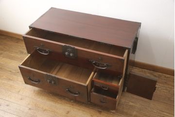 和製アンティーク　上手物　前面ケヤキ(欅)材　金具の立派な二本松箪笥ローボード(ローチェスト、テレビ台、時代箪笥、収納箪笥、和タンス、引き出し)(R-057361)