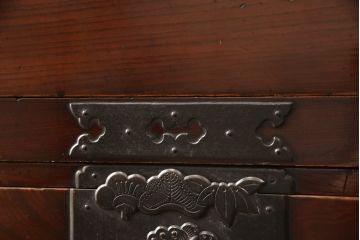 和製アンティーク　上手物　前面ケヤキ(欅)材　金具の立派な二本松箪笥ローボード(ローチェスト、テレビ台、時代箪笥、収納箪笥、和タンス、引き出し)(R-057361)