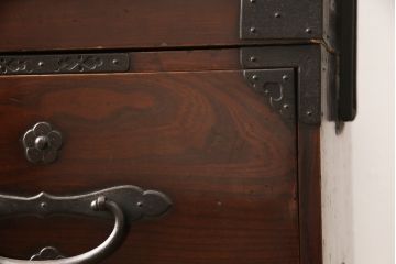 和製アンティーク　上手物　前面ケヤキ(欅)材　金具の立派な二本松箪笥ローボード(ローチェスト、テレビ台、時代箪笥、収納箪笥、和タンス、引き出し)(R-057361)