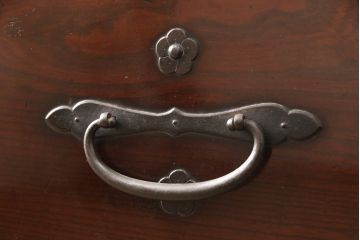 和製アンティーク　上手物　前面ケヤキ(欅)材　金具の立派な二本松箪笥ローボード(ローチェスト、テレビ台、時代箪笥、収納箪笥、和タンス、引き出し)(R-057361)