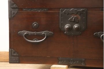 和製アンティーク　上手物　前面ケヤキ(欅)材　金具の立派な二本松箪笥ローボード(ローチェスト、テレビ台、時代箪笥、収納箪笥、和タンス、引き出し)(R-057361)