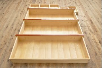 中古　最高級品　松創　秋草図　朱漆塗り　繊細な螺鈿細工が目を引く総桐箪笥(定価推定350万円以上)(衣装タンス、着物箪笥、桐たんす)(R-057380)