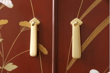 中古　最高級品　松創　秋草図　朱漆塗り　繊細な螺鈿細工が目を引く総桐箪笥(定価推定350万円以上)(衣装タンス、着物箪笥、桐たんす)(R-057380)