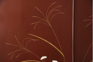 中古　最高級品　松創　秋草図　朱漆塗り　繊細な螺鈿細工が目を引く総桐箪笥(定価推定350万円以上)(衣装タンス、着物箪笥、桐たんす)(R-057380)