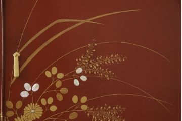 中古　最高級品　松創　秋草図　朱漆塗り　繊細な螺鈿細工が目を引く総桐箪笥(定価推定350万円以上)(衣装タンス、着物箪笥、桐たんす)(R-057380)
