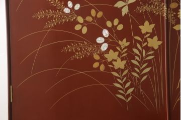 中古　最高級品　松創　秋草図　朱漆塗り　繊細な螺鈿細工が目を引く総桐箪笥(定価推定350万円以上)(衣装タンス、着物箪笥、桐たんす)(R-057380)