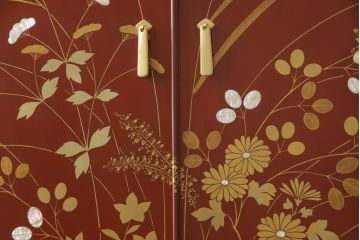 中古　最高級品　松創　秋草図　朱漆塗り　繊細な螺鈿細工が目を引く総桐箪笥(定価推定350万円以上)(衣装タンス、着物箪笥、桐たんす)(R-057380)