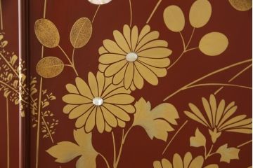 中古　最高級品　松創　秋草図　朱漆塗り　繊細な螺鈿細工が目を引く総桐箪笥(定価推定350万円以上)(衣装タンス、着物箪笥、桐たんす)(R-057380)