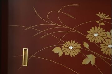 中古　最高級品　松創　秋草図　朱漆塗り　繊細な螺鈿細工が目を引く総桐箪笥(定価推定350万円以上)(桐たんす、着物箪笥、衣装タンス、和箪笥)(R-057382)