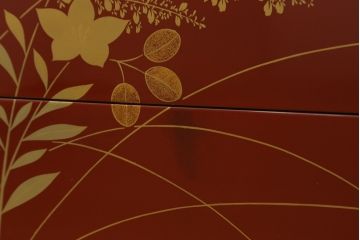 中古　最高級品　松創　秋草図　朱漆塗り　繊細な螺鈿細工が目を引く総桐箪笥(定価推定350万円以上)(桐たんす、着物箪笥、衣装タンス、和箪笥)(R-057382)