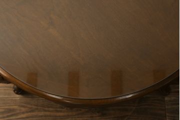 アメリカビンテージ　ガラス天板付き　凝った脚のデザインが目を引くセンターテーブル(ローテーブル、ラウンドテーブル、ヴィンテージ)(R-057394)