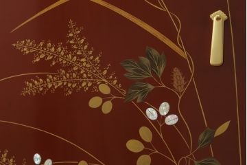 中古　最高級品　松創　秋草図　朱漆塗り　繊細な螺鈿細工が目を引く総桐箪笥(定価推定250万円以上)(ワードローブ、洋服タンス、桐たんす)(R-057397)
