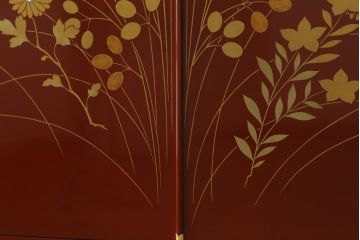 中古　最高級品　松創　秋草図　朱漆塗り　繊細な螺鈿細工が目を引く総桐箪笥(定価推定250万円以上)(ワードローブ、洋服タンス、桐たんす)(R-057397)
