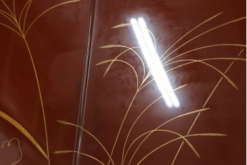 中古　最高級品　松創　秋草図　朱漆塗り　繊細な螺鈿細工が目を引く総桐箪笥(定価推定250万円以上)(ワードローブ、洋服タンス、桐たんす)(R-057397)