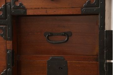 和製アンティーク　前面欅(ケヤキ)材・供縁　金具の立派な仙台箪笥(和箪笥、衣装たんす、時代箪笥、引き出し)(R-057399)