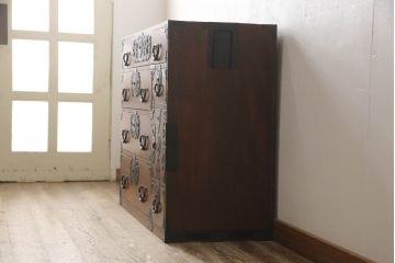 和製アンティーク　前面欅(ケヤキ)材・供縁　金具の立派な仙台箪笥(和箪笥、衣装たんす、時代箪笥、引き出し)(R-057399)