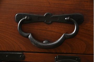 和製アンティーク　前面欅(ケヤキ)材・供縁　金具の立派な仙台箪笥(和箪笥、衣装たんす、時代箪笥、引き出し)(R-057399)