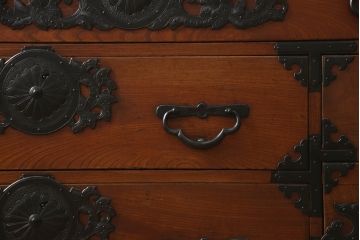 和製アンティーク　前面欅(ケヤキ)材・供縁　金具の立派な仙台箪笥(和箪笥、衣装たんす、時代箪笥、引き出し)(R-057399)