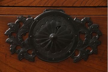 和製アンティーク　前面欅(ケヤキ)材・供縁　金具の立派な仙台箪笥(和箪笥、衣装たんす、時代箪笥、引き出し)(R-057399)