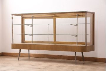 和製アンティーク　レトロ家具　ディスプレイが見やすい!レトロな脚とナチュラルな雰囲気が魅力のガラスケース(ショーケース、陳列棚、店舗什器)(R-057405)