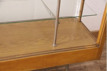 和製アンティーク　レトロ家具　ディスプレイが見やすい!レトロな脚とナチュラルな雰囲気が魅力のガラスケース(ショーケース、陳列棚、店舗什器)(R-057405)