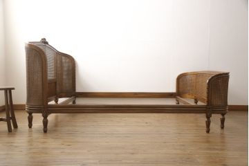 中古　美品　サァラ麻布取り扱い　アメリカ高級家具　クラシカルで優雅な佇まいが魅力的なベッドフレーム(クイーンサイズ)(R-057433)