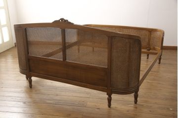 中古　美品　サァラ麻布取り扱い　アメリカ高級家具　クラシカルで優雅な佇まいが魅力的なベッドフレーム(クイーンサイズ)(R-057433)