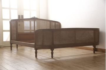 中古　美品　サァラ麻布取り扱い　アメリカ高級家具　クラシカルで優雅な佇まいが魅力的なベッドフレーム(クイーンサイズ)(R-057433)