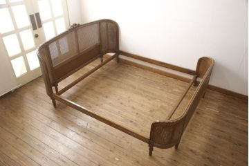 中古　美品　サァラ麻布取り扱い　アメリカ高級家具　クラシカルで優雅な佇まいが魅力的なベッドフレーム(クイーンサイズ)(R-057433)