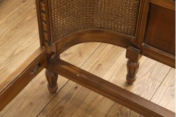 中古　美品　サァラ麻布取り扱い　アメリカ高級家具　クラシカルで優雅な佇まいが魅力的なベッドフレーム(クイーンサイズ)(R-057433)