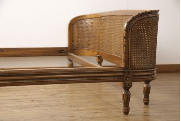 中古　美品　サァラ麻布取り扱い　アメリカ高級家具　クラシカルで優雅な佇まいが魅力的なベッドフレーム(クイーンサイズ)(R-057433)
