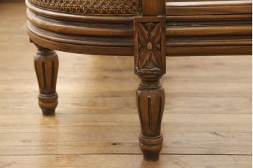 中古　美品　サァラ麻布取り扱い　アメリカ高級家具　クラシカルで優雅な佇まいが魅力的なベッドフレーム(クイーンサイズ)(R-057433)