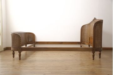中古　美品　サァラ麻布取り扱い　アメリカ高級家具　クラシカルで優雅な佇まいが魅力的なベッドフレーム(クイーンサイズ)(R-057433)