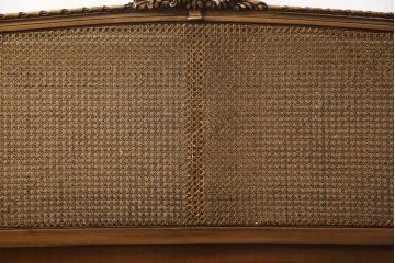 中古　美品　サァラ麻布取り扱い　アメリカ高級家具　クラシカルで優雅な佇まいが魅力的なベッドフレーム(クイーンサイズ)(R-057433)