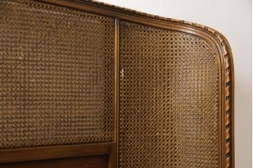 中古　美品　サァラ麻布取り扱い　アメリカ高級家具　クラシカルで優雅な佇まいが魅力的なベッドフレーム(クイーンサイズ)(R-057433)