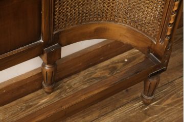 中古　美品　サァラ麻布取り扱い　アメリカ高級家具　クラシカルで優雅な佇まいが魅力的なベッドフレーム(クイーンサイズ)(R-057433)